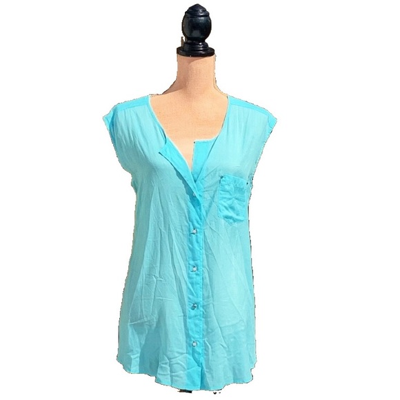 ☀️4/25 Le Chateau Button-Up Sleeveless Blouse